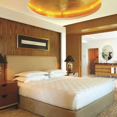 New Coast Hotel Manila Exterior foto A bedroom at the Shangri-La Hotel, Kuala Lumpur
