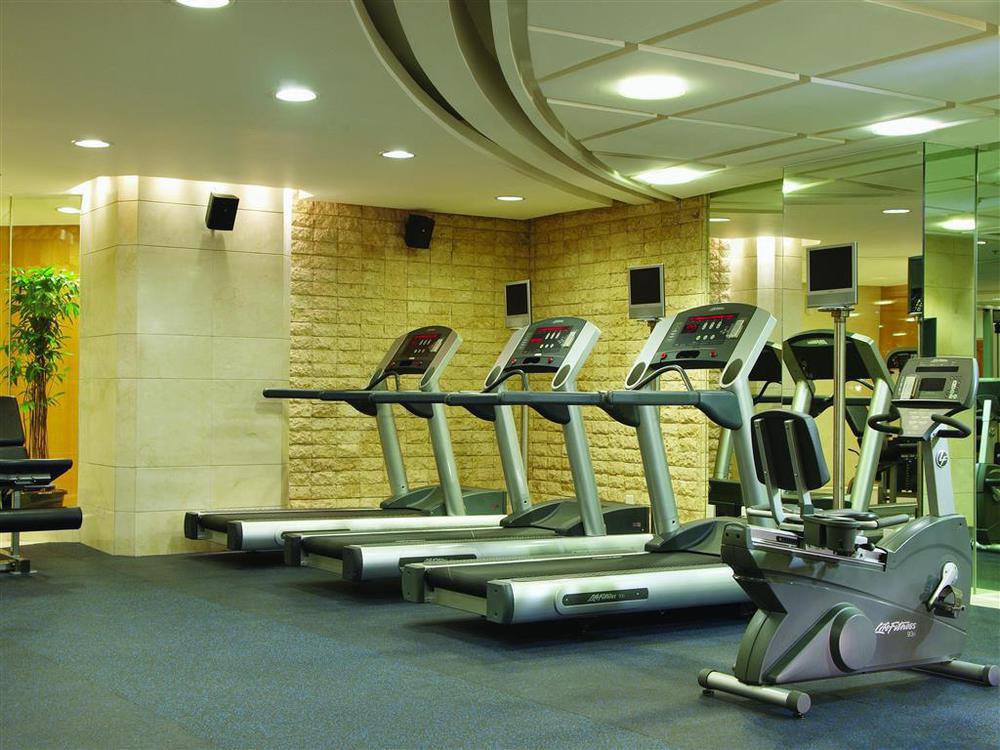 New Coast Hotel Manila Facilidades foto A gym in a hotel