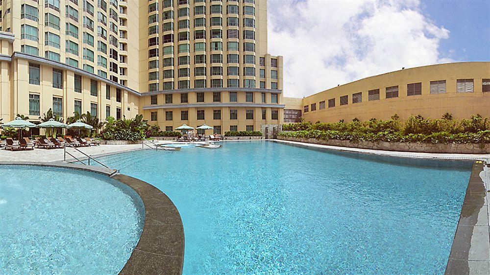 New Coast Hotel Manila Exterior foto The swimming pool at the Shangri-La Hotel, Kuala Lumpur