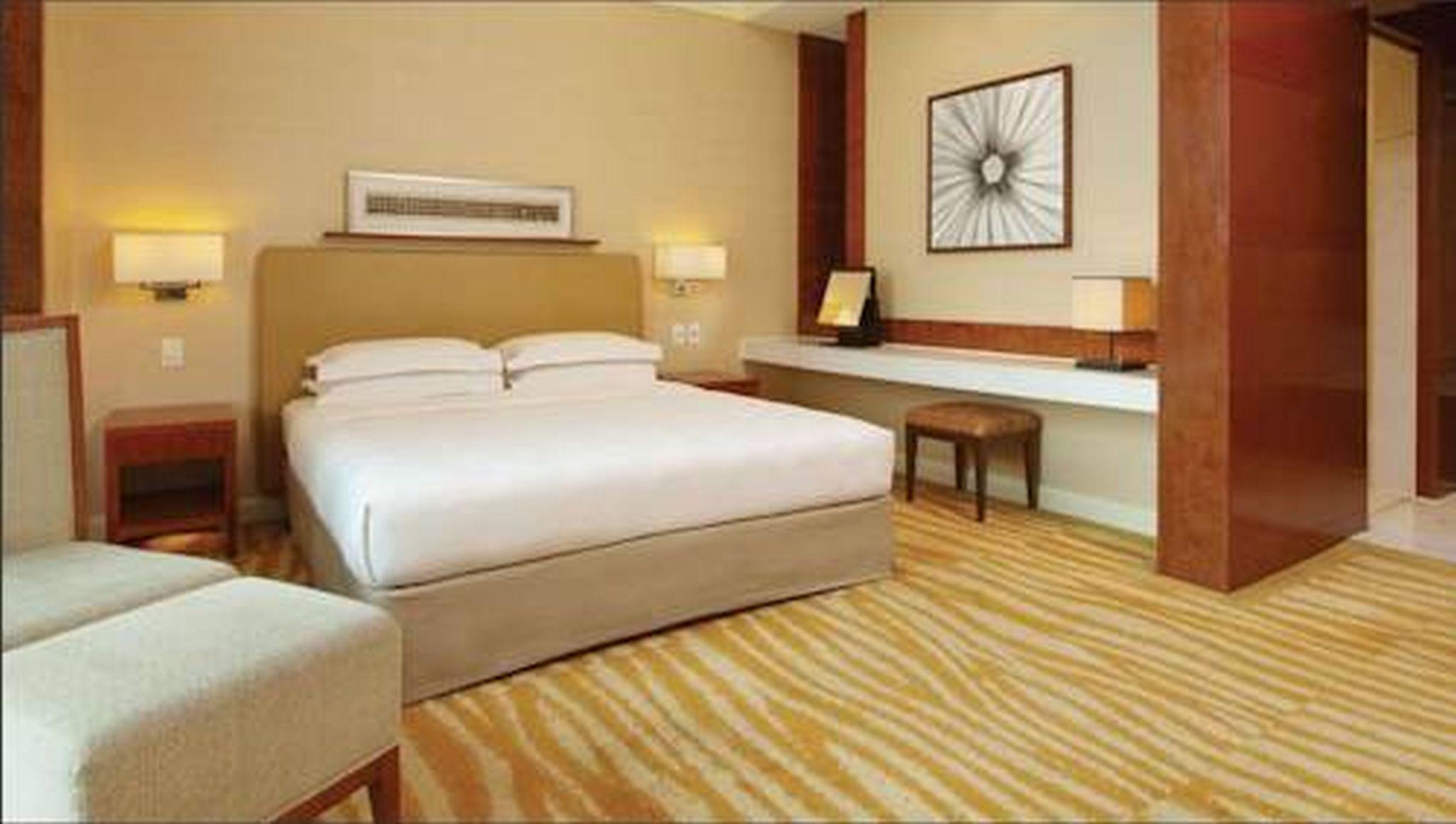 New Coast Hotel Manila Exterior foto A room at the hotel
