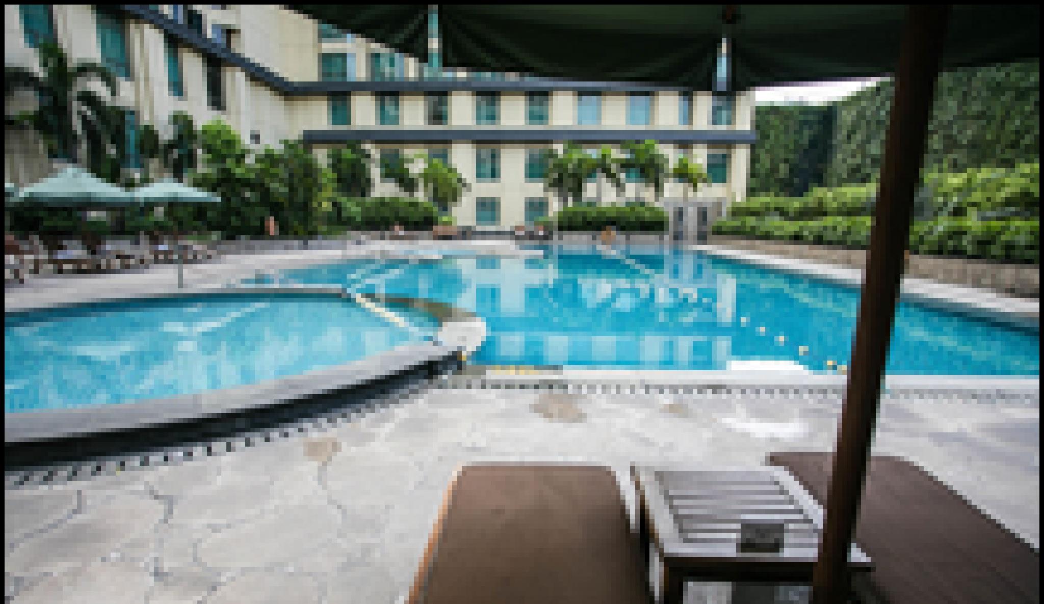 New Coast Hotel Manila Exterior foto The swimming pool at the hotel