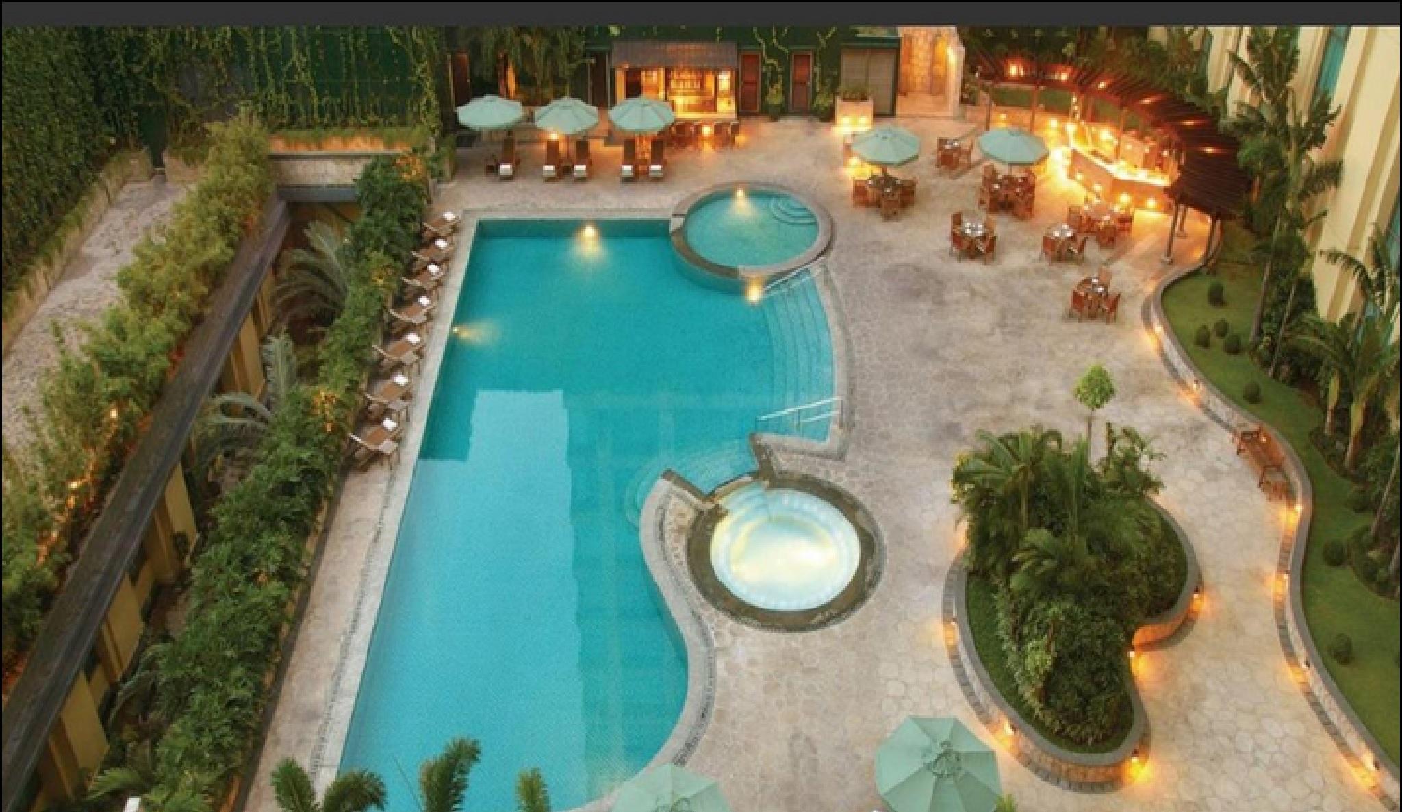New Coast Hotel Manila Exterior foto The swimming pool at the hotel