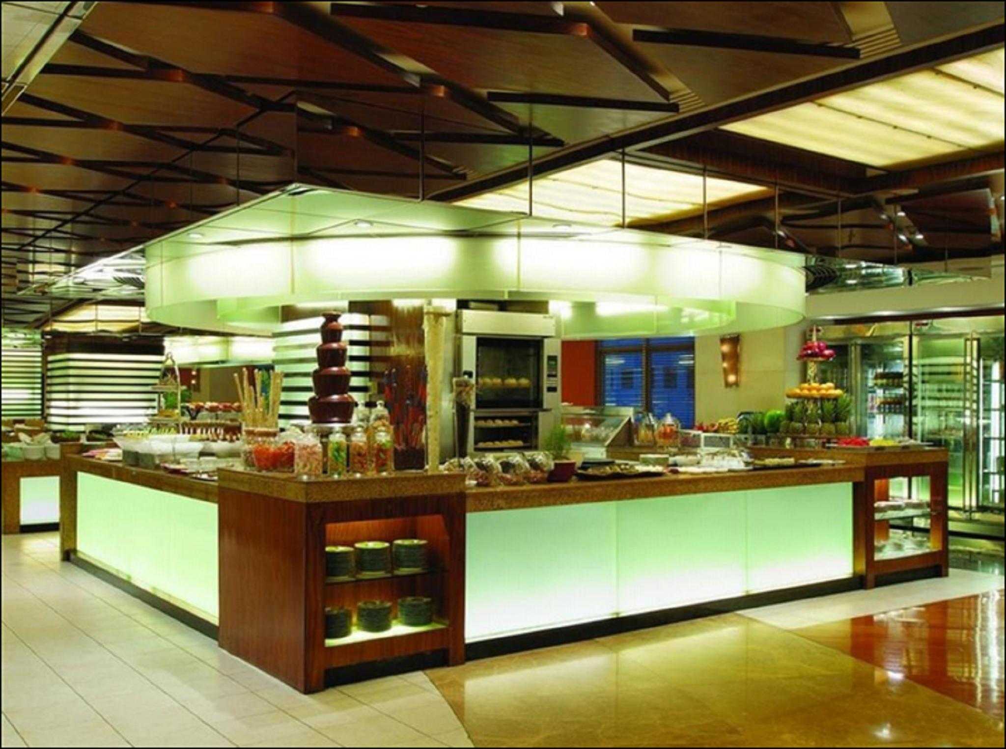 New Coast Hotel Manila Exterior foto The buffet at the lobby