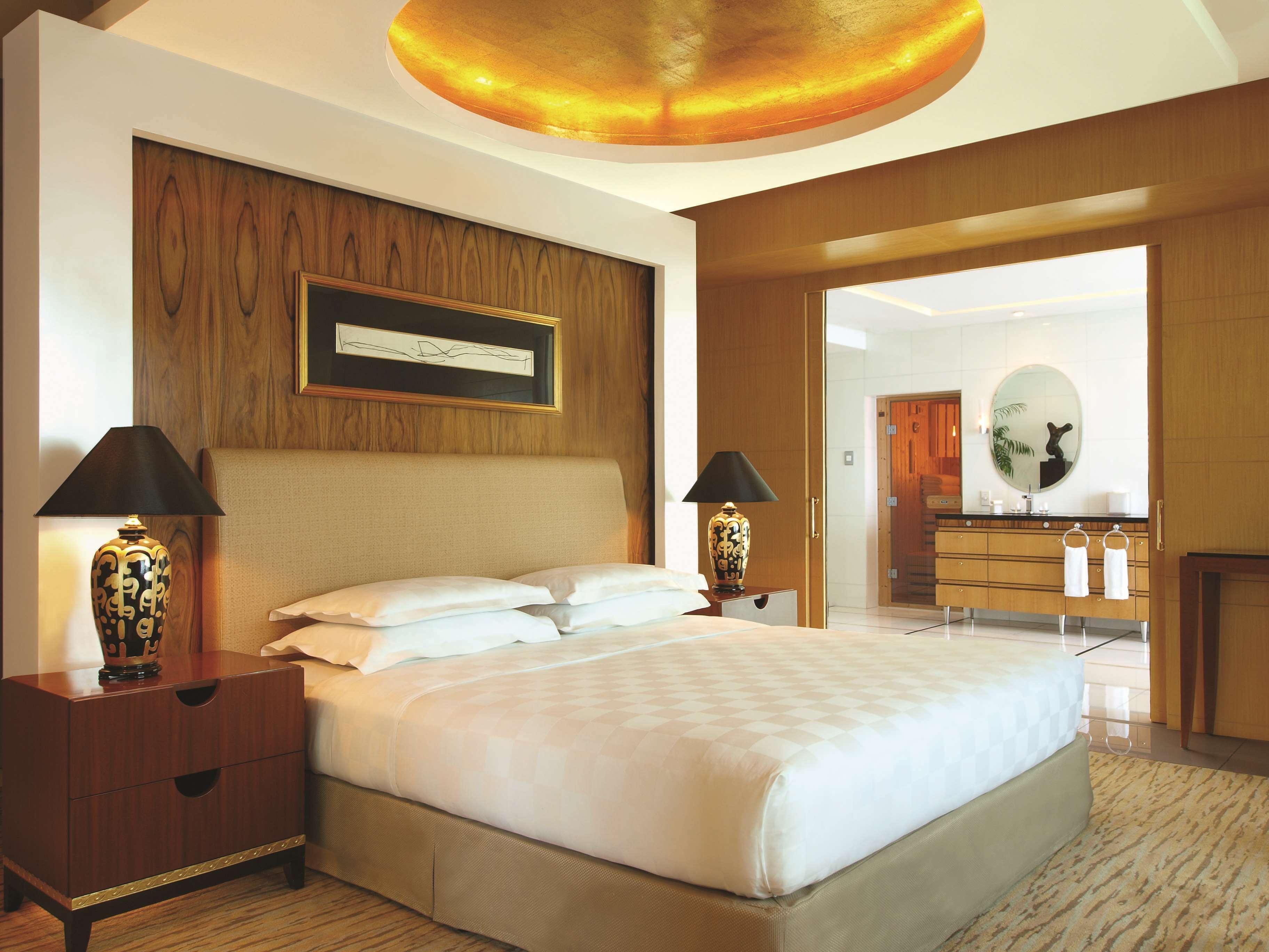 New Coast Hotel Manila Exterior foto A bedroom at the Shangri-La Hotel, Kuala Lumpur