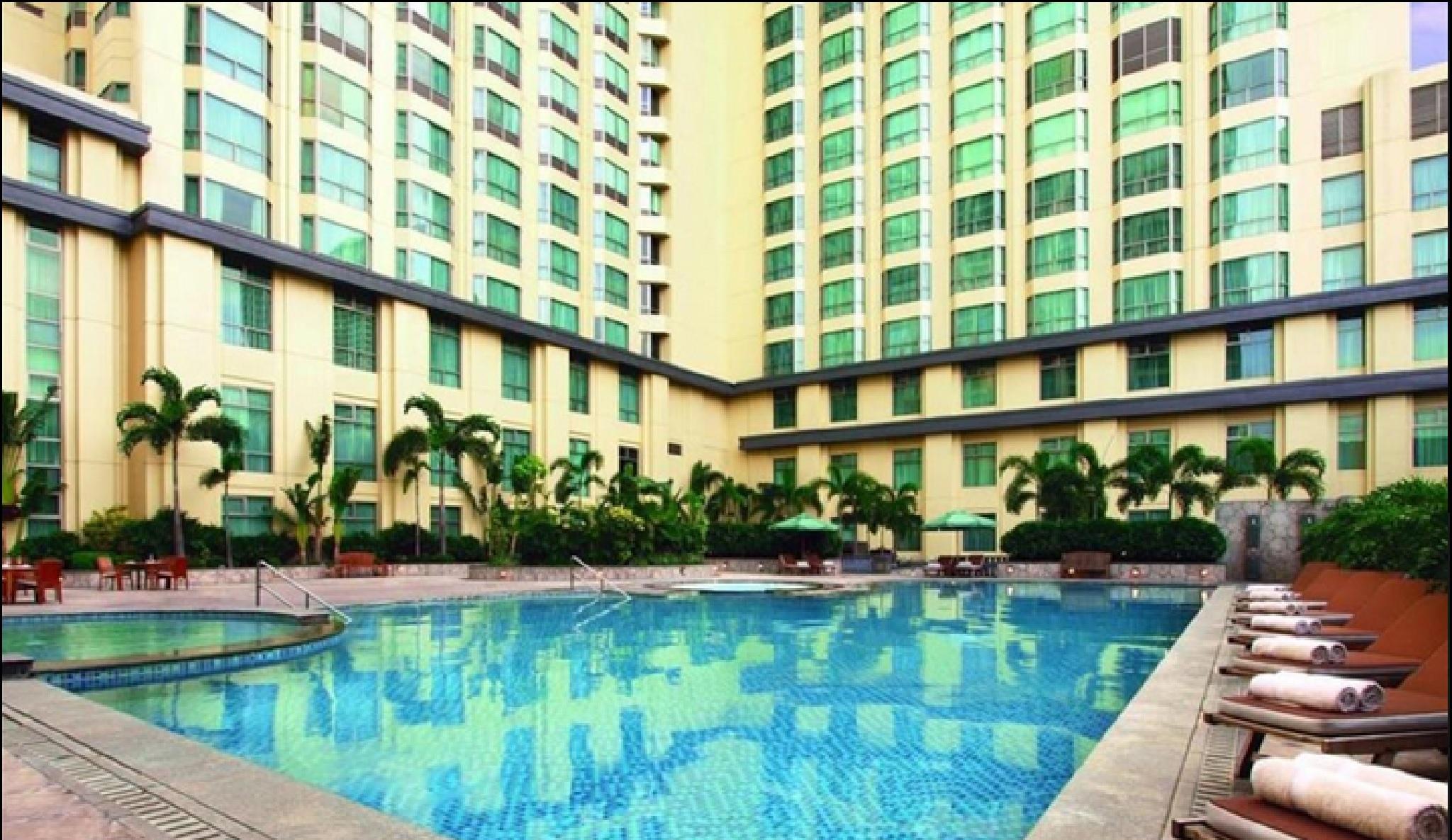 New Coast Hotel Manila Exterior foto The pool at the Shangri-La Hotel, Manila