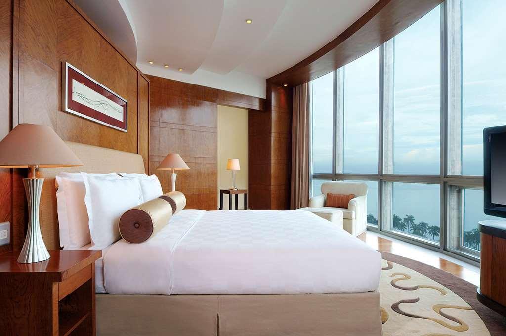 New Coast Hotel Manila Exterior foto A bedroom at the Shangri-La