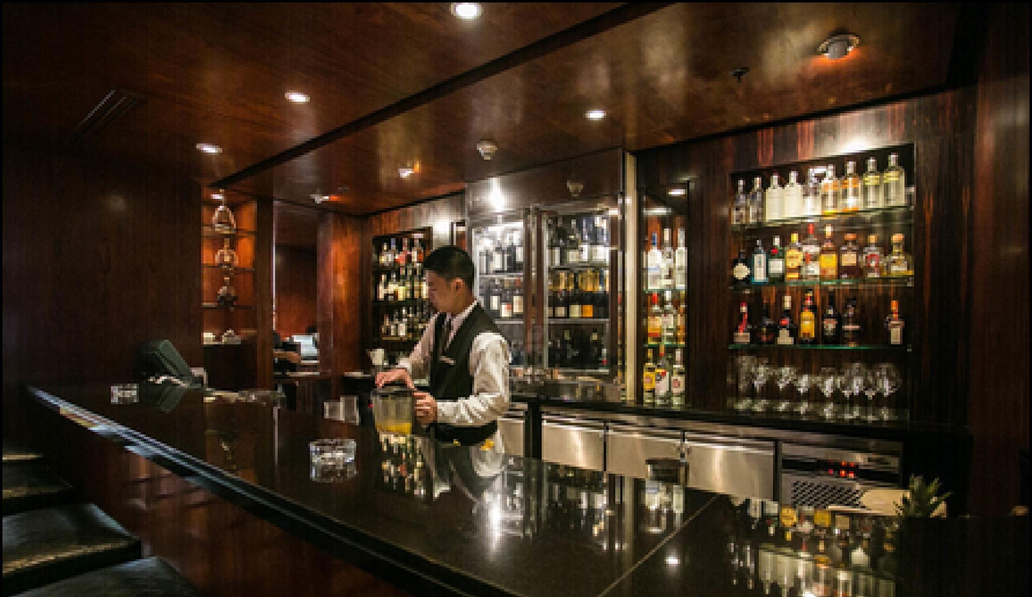 New Coast Hotel Manila Exterior foto A bartender at work