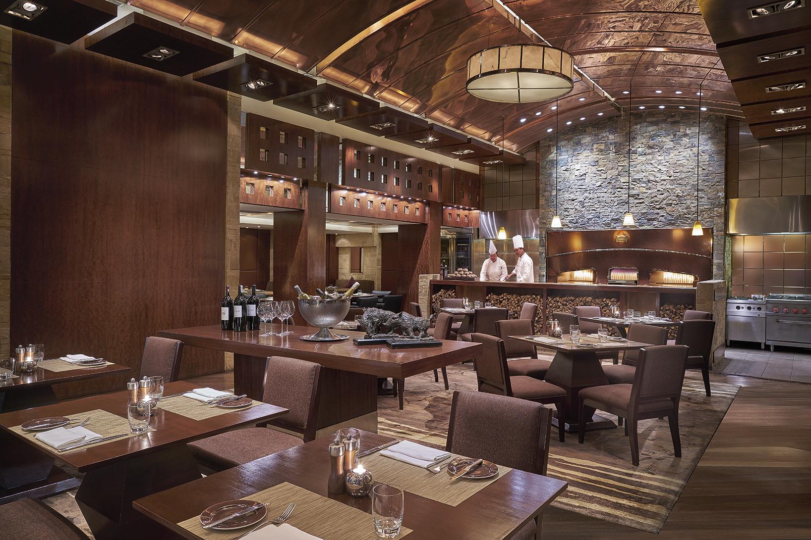 New Coast Hotel Manila Exterior foto The interior of the restaurant