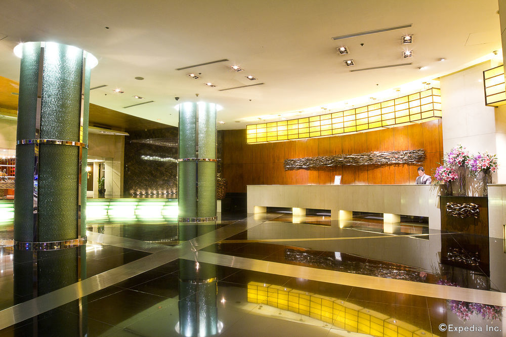 New Coast Hotel Manila Exterior foto The lobby of the hotel