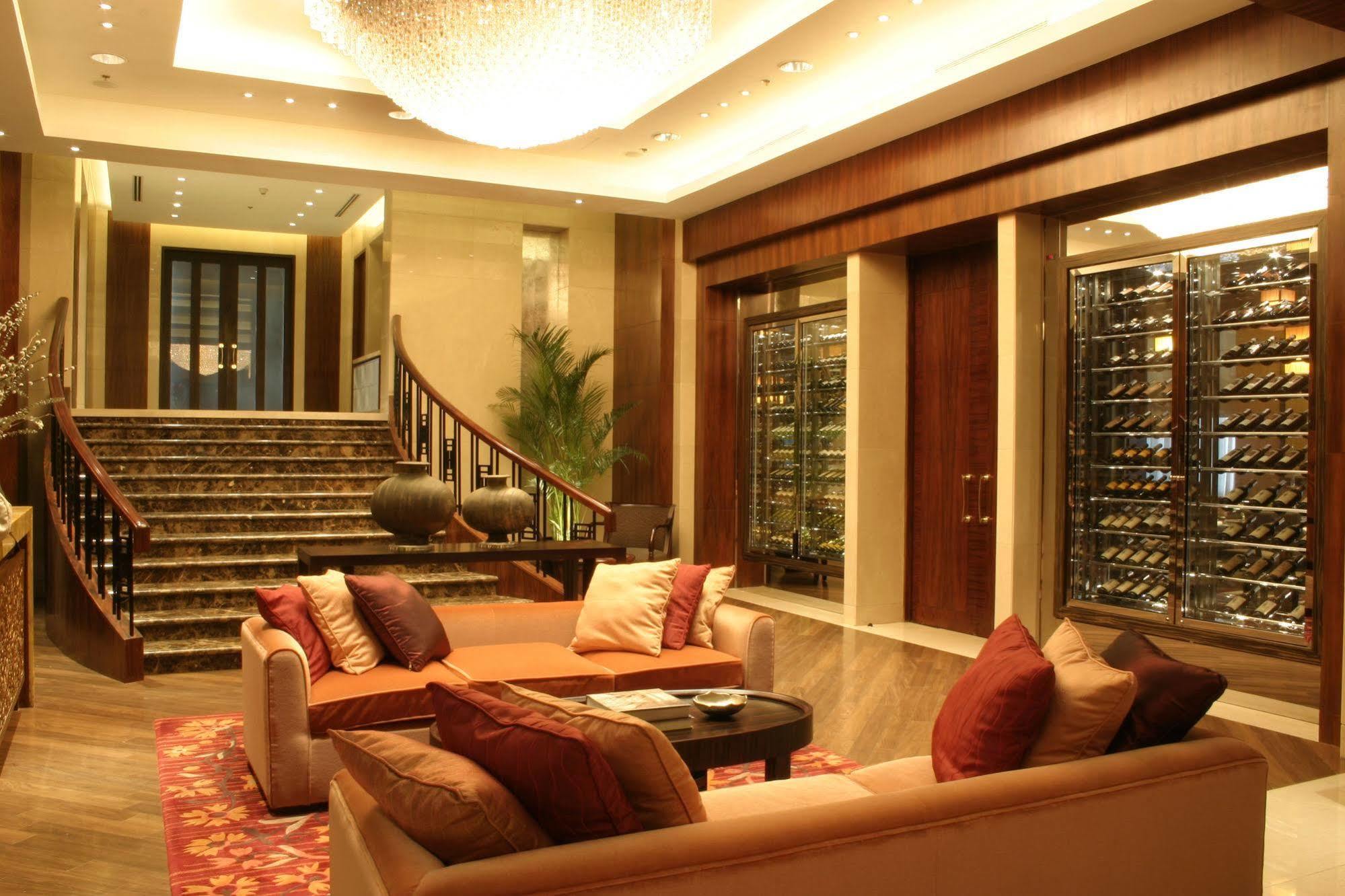 New Coast Hotel Manila Exterior foto The lobby of the hotel