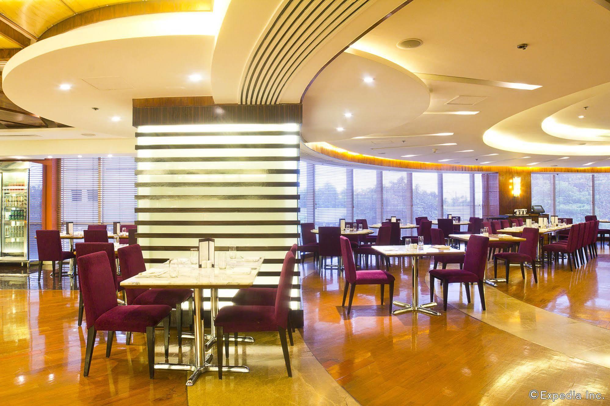 New Coast Hotel Manila Exterior foto The interior of the lounge